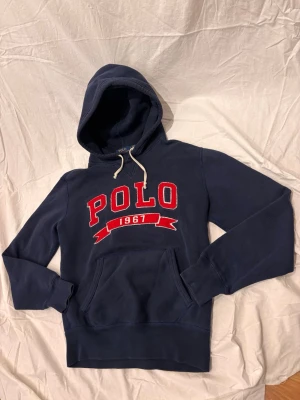 Ralph lauren hoodie - Riktigt schysst ralph lauren hoodie Storlek S) personpå bild är 182 och är för liten, (fläcken finns inte, skicket är 9-10/10) skriv vid info!