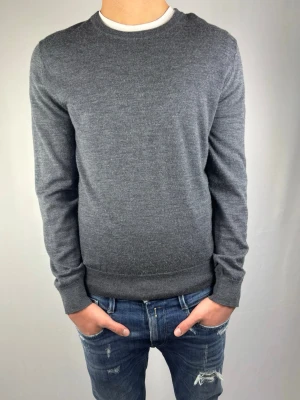 Crewneck  - Riley crewneck i merino ull | skick 8/10 | storlek M | modellen är 186 cm | skriv vid fundering 