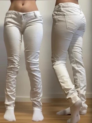 Vintage guess low rise straight Jeans  - Säljer en väldigt snygg vintage dam Jeans i low rise. Jag är 158 cm. Jag kan skicka den inom 24 timmar. Pris kan diskuteras! 😇 Midja: 40 cm Höjd: 17,5 cm Längd: 99 cm Innerben: 77cm