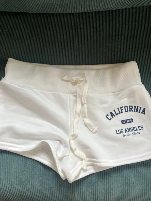 Los angeles shorts - Jag säljer ett par California short där de stor los angeles på! 