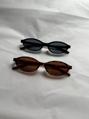 Solglasögon 2 st - Helt nya har aldrig varit använda. Båda medföljer