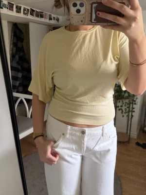 Gul topp - Säljer en gul topp från Lager 157! Tight vid midjan. Säljer då jag aldrig (tyvärr) använt den.  Storlek L! 🥰