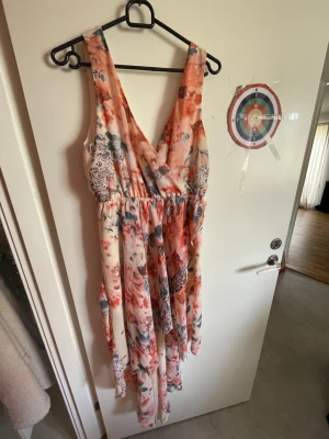 Super gullig klänning  - Säljer en super gullig klänning jag fick av min moster men den kom aldrig till användning och har bara hängt i garderoben ett bra tag, vet inte vilket pris den låg på i början men klänningar från detta märke är dyrt så jag lägger ut den för 400kr då alla andra klänningar ligger på över 1000kr! Jätte fin och gullig till sommar och finare tillfällen.