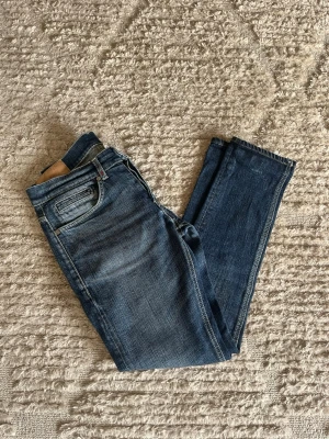Dondup George jeans - Säljer just nu dessa snygga Dondup George jeans i storlek 31. Inga defekter på dessa jeans 9/10 i skick. Midja: 38cm lår: 25cm ytterlängd: 100cm innerlängd: 75cm. För fler frågor eller funderingar är det bara att skriva! 
