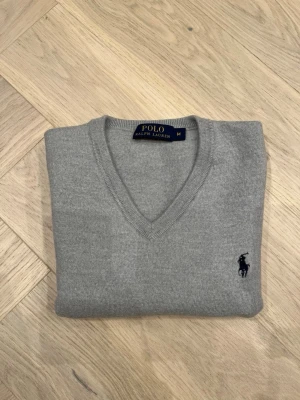 Ralph Lauren Sweatshirt - 100% Merinoull Storlek S Knappt använd Väldigt bra skick, utan anmärkningar  Rök- och djurfritt hem  Ställ gärna frågor vid minsta fundering😄