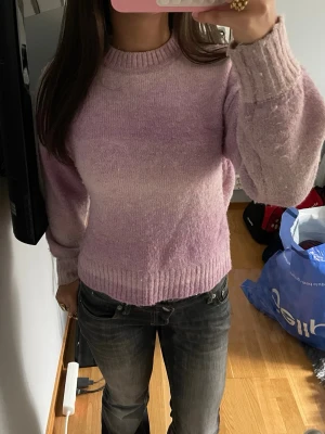 Ljuslila stickad tröja med ombre - Mysig stickad tröja i ljuslila och vit ombre. Tröjan har rund halsringning, ribbade muddar och avslut. Perfekt för dig som gillar en söt och avslappnad stil. Materialet känns mjukt och fluffigt. Skriv för fler bilder💕