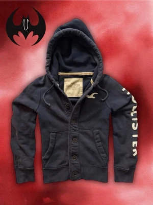 Vintage Hollister kofta (sällsynt) - Säljer denna mest sällsynta och eftertraktade Hollister Kofta | Mycket bra skick | Size S men funkar även M | Längd: 64cm Bröstvidd: 54cm Armlängd: 66cm | Modell, 178cm 64kg | Lägg endast bud med avsikt att köpa nu, inga fördröjning! Pris är inte hugget i sten!