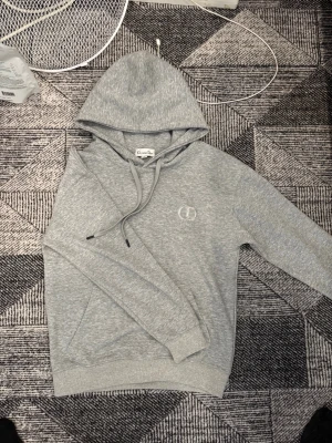 Grå hoodie från CD - Grå hoodie från CD, mer info? Kontakta mig och priset kan såklart diskuteras. 