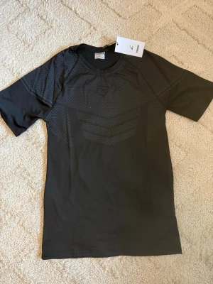 Gymshark Onyx Tröja – Svart - Gymshark Onyx Tröja – Svart 👕 Storlek: M 🖤 Färg: Svart ✨ Skick: 10/10 – i nyskick 🧵 Modell: Onyx