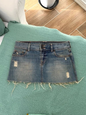 Abercrombie vintage lågmidjad kjol - Storlek 16 ~ XS. Rakt över midjemått: 39cm. Skickas inom 24h. Se liknande plagg i min profil! 