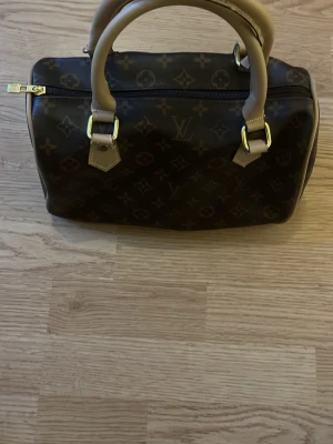 Väska. Skickar snabbt! - Säljer en väska i bra skick, den har inga defekter. Den efterliknar ett modemärke men är inte äkta. Skickar inom 24h!📦