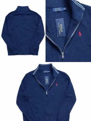 Marinblå ziptröja från Polo Ralph Lauren - Klassisk marinblå ziptröja från Polo Ralph Lauren med vit rand på kragen och röd broderad logga på bröstet. Tröjan har hög krage, dragkedja framtill och är tillverkad i mjukt stickat material. Perfekt för en stilren och avslappnad look.