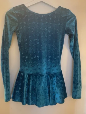 konståknings klänning - fint skick använt kanske en gång innan jag slutade 