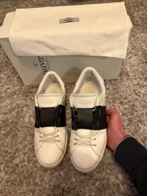 Valentino open  - Säljer ett par valentino open i storlek 43 dom är i väldigt bra skick, du får med box,dustbag och kvitto är du intresserad hör av er 
