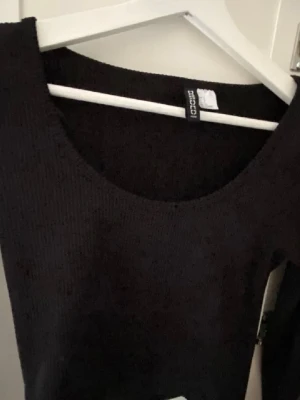 Svart  topp från Ginatricot - En svart topp från Ginatricot med rund halsringning. Enkel och stilren design som passar till många olika looks. Materialet är mjukt och stretchigt för en bekväm känsla.