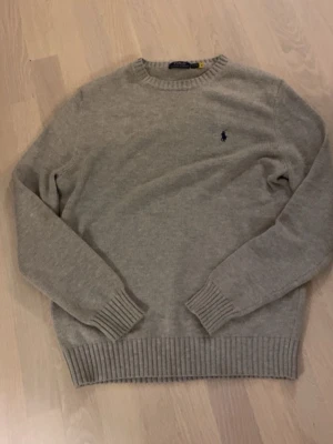 Polo Ralph Lauren sweatshirt  - Den är helt ny har bara använt den 1 gång, fick den i present.
