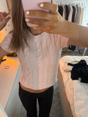 rosa tröja - en baby rosa tröja med en unik design. använd ett få tal gånger. passar mig som egentligen har xs 