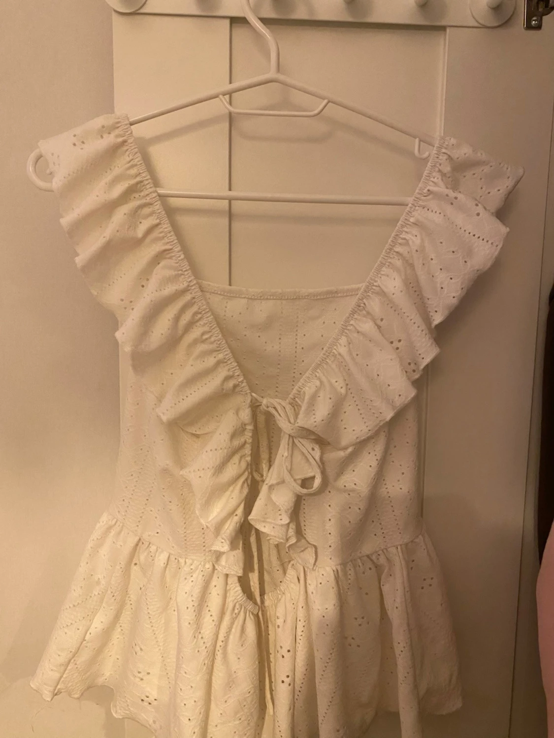 Vit volangblus med knyt i ryggen - 1