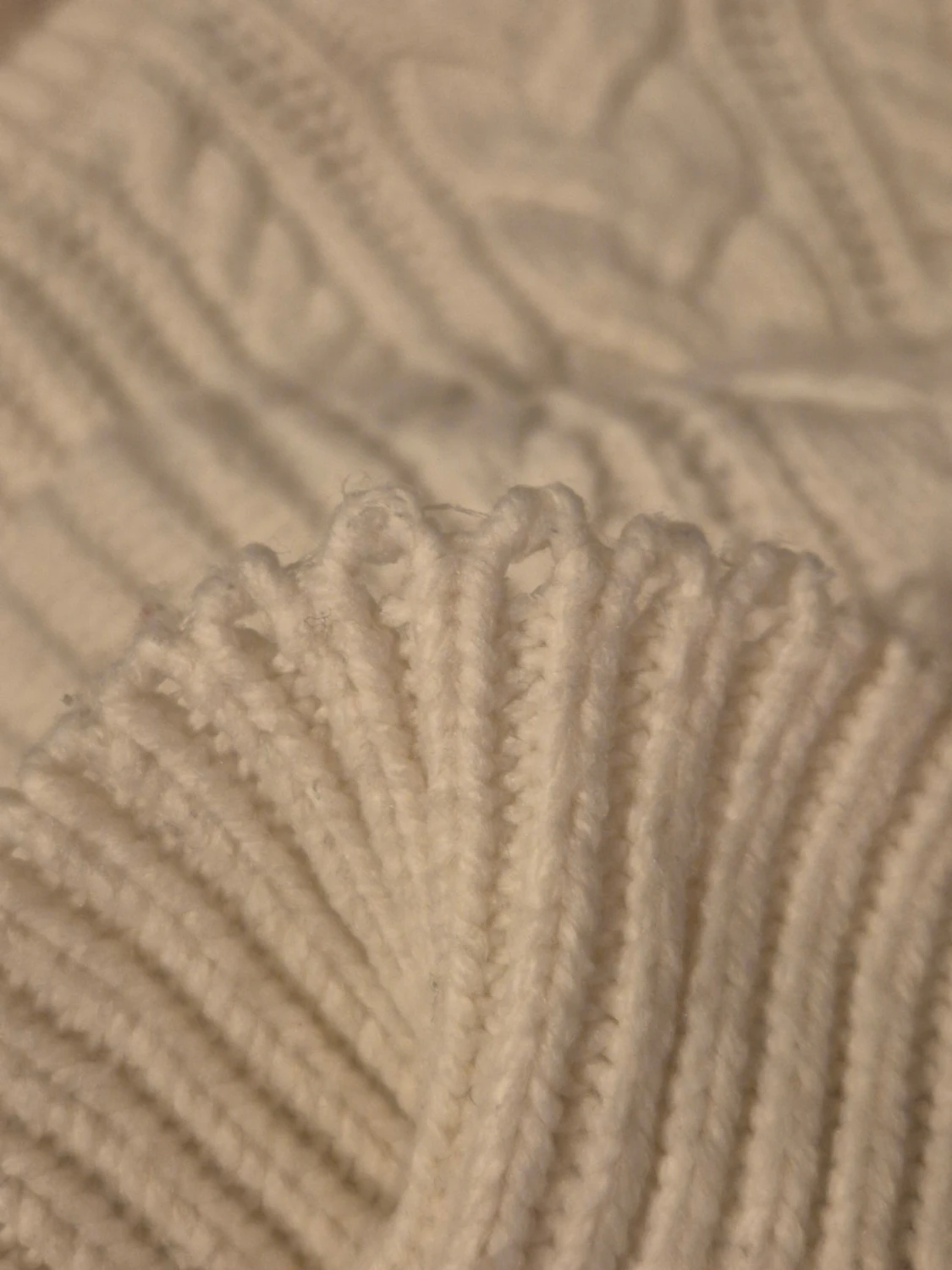 Krämvit kabelstickad kofta med fickor S - 5