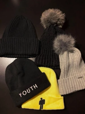 Mössa 5pack - Säljer 5pack/set av mössor, knappt använda och även tvättade. Varma och bekväma 