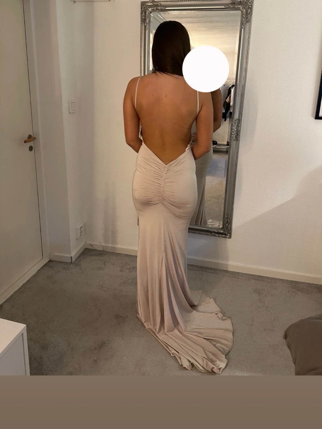 Ljus långklänning med öppen rygg - 1