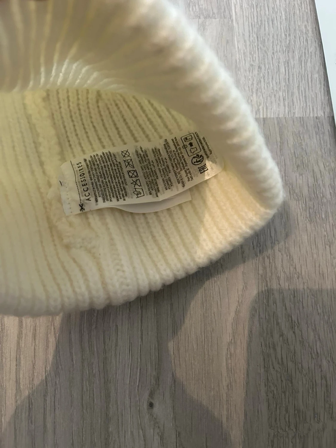 Vit ribbstickad mössa från Femi Stories - 2