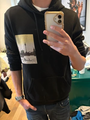 Pier One - Pier one hoodie med tryck. Svart baksida. Perfekt för kommande sommarkvällar. Priset är förhandlingsbart.