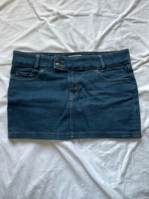Blå jeanskjol  - Köpte denna minikjol från urban outfiters i somras. Den är andvänd en gång och har inget slitage. Passar S/M. 