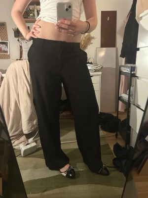 Baggy kostymbyxor  - Super coola kostymbyxor från NA-KD i storlek 40! Har sprättat upp längst ner för att de skulle passa bra k längden, är 179 och är perfekt. Sparsamt använda så bra skick! 💕💕