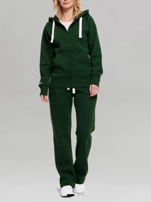 Russemerchset i grön - Säljer mitt gröna Russemerch set då det aldrig kommer till användning. Tröjan är i storlek XS och byxorna i S. Kläderna är använda ett fåtal gånger, tröjan max tre gånger och även byxorna fåtal gånger. Hör bara av dig om du funderar över något eller önskar fler bilder! 