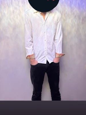 Vit burbbery skjorta  - Klassisk vit skjorta från burbbery  med långa ärmar och knappar framtill. Behöver endast att stryka sen är den som ny.  Manschetterna har ett färgglatt mönster på insidan som syns när de viks upp oxh sedan vid halsen(ÄKTA) 