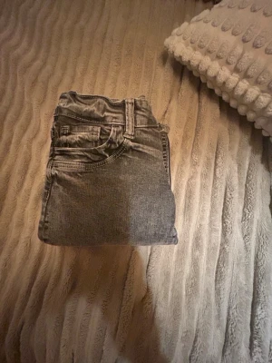 Gråa jeans från Gina💗 -  Säljer dessa jeans använd en gång och tvättad en gång 💗 Det är ganska låg midja det men inte super låg midja Och det är bootcut.💗 Köp gärna, försöker och samla till min dröm valp💗🥺✌️