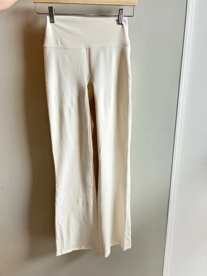 Vita yogabyxor från HM🤍🤍🤍 - Superfina helt nya tränings yoga byxor från HM. Byxorna är från deras SoftMove kollektion. Aldrig använda🤍🤍🤍🤍