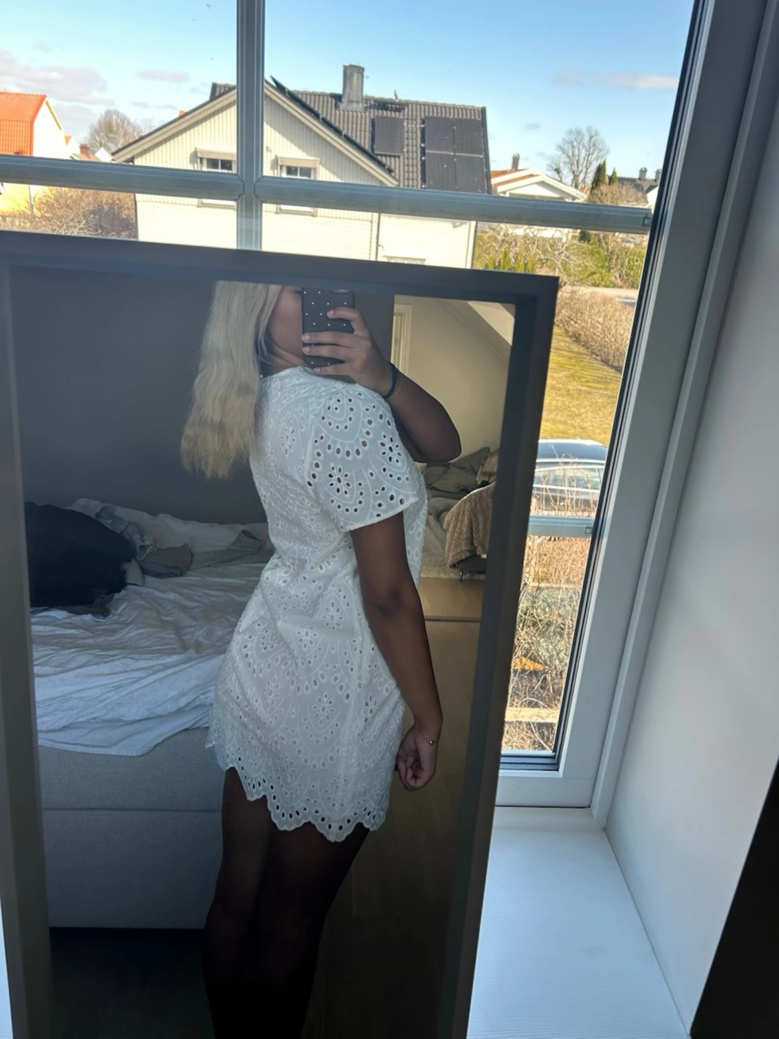 Vit kort klänning med broderade detaljer - 1