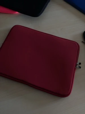 Mörkröd laptopfodral med dragkedja - Säljer detta snygga vinröda datorfodralet från safeCase uf. Priset går att diskutera och de bara höra av sig vid frågor eller funderingar 💟