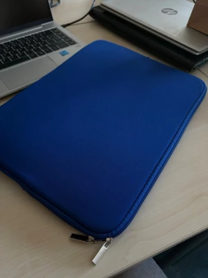 Blå laptopfodral med dragkedja - Mörkblå datorfodral från Safecase Uf. 💙Priset går att diskutera och de bara att höra av sig. 
