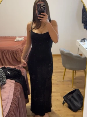 Svart långklänning Gina Tricot - Säljer en jätte mjuk svart maxi klänning från Gina tricot💞