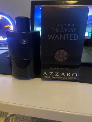 Azzaro The Most Wanted parfym 100ml - Azzaro The Most Wanted Eau de Parfum Intense i en snygg svart flaska med modern design. Parfymen kommer i originalförpackning och rymmer 100 ml. Flaskan har en robust, maskulin känsla och är perfekt för dig som gillar exklusiva dofter.