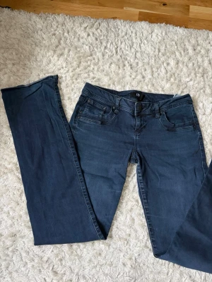 Mörkblå Ltb jeans - Säljer dessa jättefina ltb jeans då jag inte använder de längre!❤️ tvätten är väldigt mörkblå nästan nattblå. De har inga synliga defekter och är i storlek 28/34, skulle säga att det är som storlek 38 ungefär❤️De är lågmidjade med lite utsvängning i benen. Skriv om du har några funderingar!