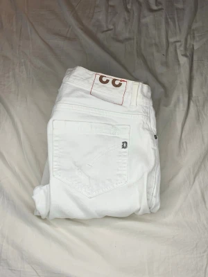 Dondup george bulk 3x dondup george w32-w33 - Bundle med 3 par Dondup jeans i olika tvättar (vit och ljusblå).  Slim fit modeller med stretch och bra passform.  Modellen är något kortare i längden jämfört med vissa jeans därför säljer jag dem såhär. Skriv gärna om du vill ha mått eller fler bilder.  Perfekt för någon som vill ha flera par designer jeans eller för resale.  Säljes helst tillsammans. Pris kan diskuteras vid snabb affär.