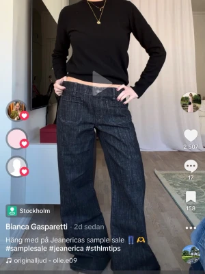 Mörkblå vida jeans från Jeanerica - Köpte dom precis på jeanericas sample sale men ångrat mig. Så helt nya! 26/34. Jag är 168 för referens. 