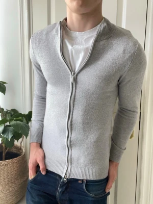Stenströms full zip / cardigan  - Stenströms full zip / cardigan merino wool, Inga defekter förutom två jätte små fläckar u slutet av tröjan ! Modellen i bilderna är 180 cm 75 kg och bär Storlek S, lite liten på modellen , Kom med frågor! 🌟 (Kan gå ned i pris vid köp av paket 😉) 