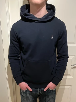 Ralph Lauren hoodie  - Säljer en skön Ralph Lauren hoodie! | Mycket fint skick utan defekter! Endast lite damm som syns på bilderna! | Svart/mörkblå färg. | Storlek S. | Ställ gärna frågor innan du köper!