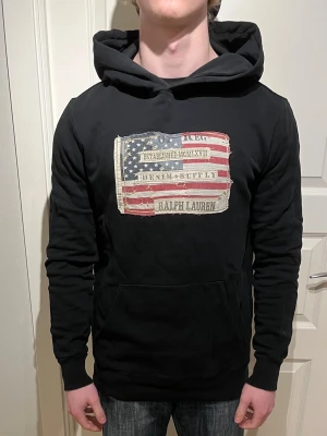 Ralph Lauren hoodie - Säljer en skön Ralph Lauren Denim And Supply Hoodie! | Mycket fint skick utan defekter! Endast lite damm som syns på bilderna! | Storlek M. | Ställ gärna frågor innan du köper!