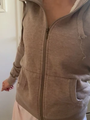 brun dragkedja tröja🫱🏽‍🫲🏼 - jätte snygg tröja. köpt på second hand för länge sen och är i ett bra skick!