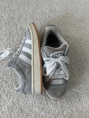 Grå Adidas Campus  - Jag säljer mina adidas campus som jag endast har använt några gånger. Passar för både 36 och 37. Priset går att förhandla 