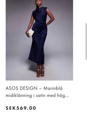 Navy blå klänning  - Jätte fin navy-blue klänning från ASOS använd endast en gång vid ett tillfälle, fin som ny. Köpt för 569kr + frakt och säljs inte längre. Storlek 36. Pris kan diskuteras (Obs, spegeln är smutsig ej klänningen)