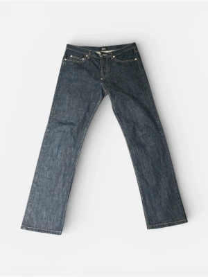 A.P.C selevdge - Säljer ett par apc selevedge jeans med klassiska mörkblå jeans med rak passform och fem fickor. Jeansen har en enkel design utan slitningar eller dekorationer och är tillverkade i kraftigt denimtyg. Perfekta för en clean och tidlös look.