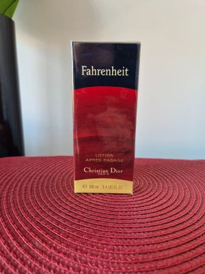 Vintage Christian Dior Fahrenheit After-Shave 1996 (Batch 6R945) - Unikt tillfälle för samlaren! Här säljes en mycket eftertraktad vintage-utgåva av Christian Dior Fahrenheit After-Shave Lotion.  Varför är 1996-utgåvan speciell? Till skillnad från dagens versioner innehåller denna flaska den ursprungliga doftprofilen från 90-talet, innan de stora omformuleringarna trädde i kraft. Den har den djupare, mer intensiva karaktären av läder, viol och "bensin" som gjorde Fahrenheit till en ikon. 1996 räknas som en av de "gyllene årgångarna" för denna doft.