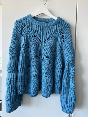 Blå stickad tröja - Säljer en blå stickad tröja. Storlek XL men själv bär jag S och tycker den har en fin avslappnad  passform då också! 